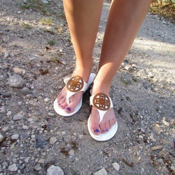 NIB White Faux Leather Flip Flops Sandals Medallion Designer Inspired Size 6.5 - Picture 2 of 4